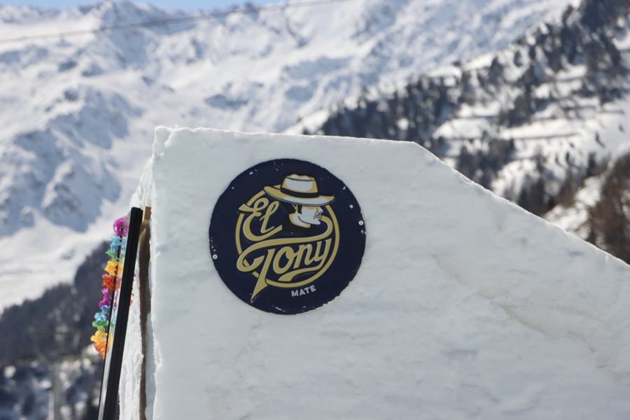 Logo El Tony sur un bloc de neige, devant les montagnes